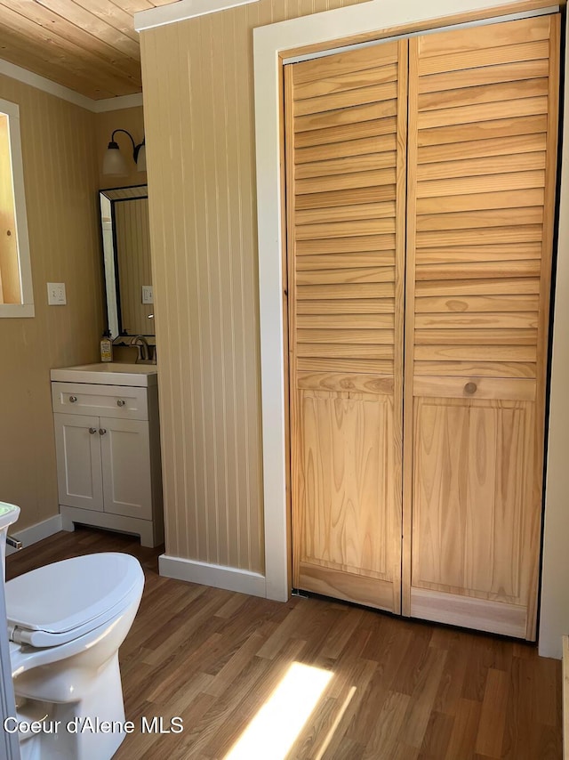 191 Sunset View Ln, Hope, ID 83836 - bathroom featuring wood finished floors, vanity, toilet, ornamental molding, and baseboards