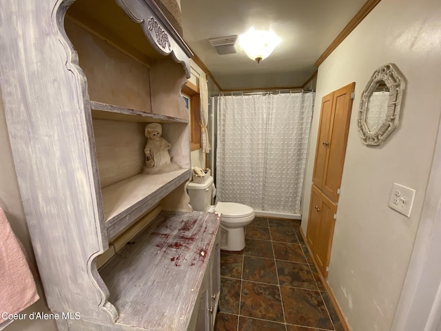 176 King St, Wallace, ID 83873 - bathroom featuring toilet, a shower with curtain, baseboards, and stone finish flooring