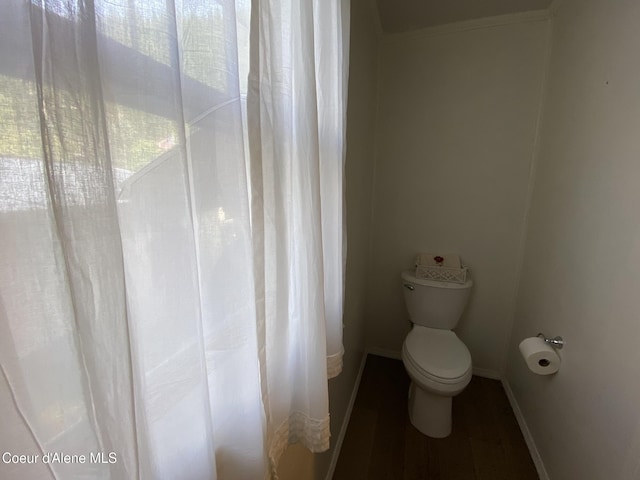 176 King St, Wallace, ID 83873 - full bath featuring toilet, wood finished floors, and baseboards