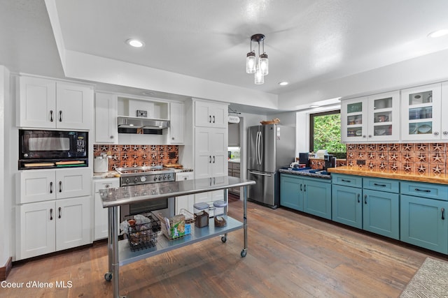 5005 W Cougar Estates Rd, Coeur Dalene, ID 83814 - kitchen featuring stainless steel appliances, decorative backsplash, blue cabinetry, under cabinet range hood, and recessed lighting