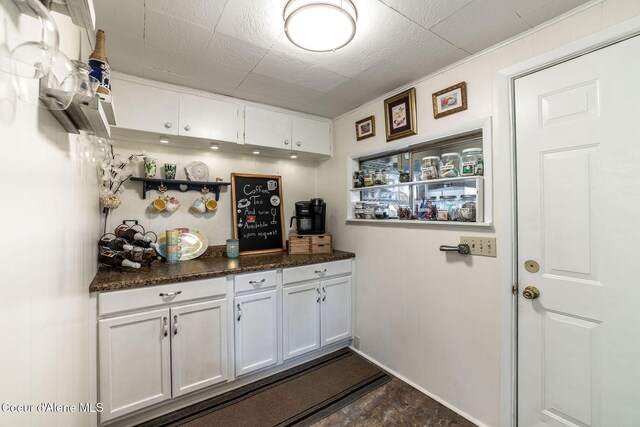 13744 N Hauser Lake Rd, Hauser, ID 83854 - bar featuring baseboards