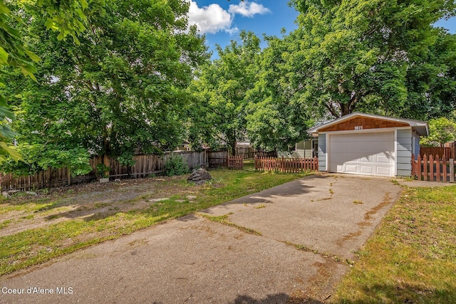 1611 E Birch St, Coeur Dalene, ID 83814 - view of yard featuring an outbuilding, a garage, and driveway