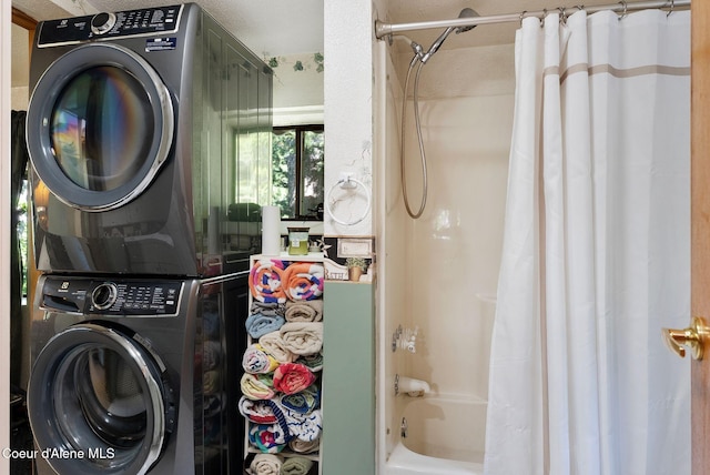910 Otts Rd, Sagle, ID 83860 - full bath featuring stacked washer / drying machine and shower / bath combination with curtain