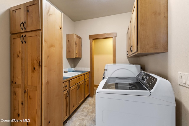 25400 N Lantern Hill Rd, Rathdrum, ID 83858 - laundry room featuring washing machine and dryer and cabinet space