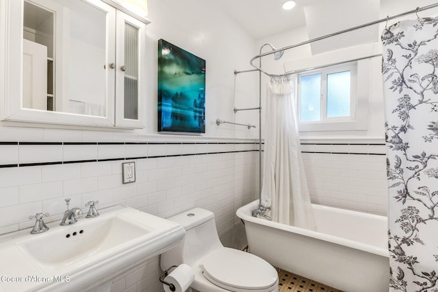 721 N A St, Coeur Dalene, ID 83814 - full bath featuring a sink, toilet, shower / bathtub combination with curtain, and tile walls