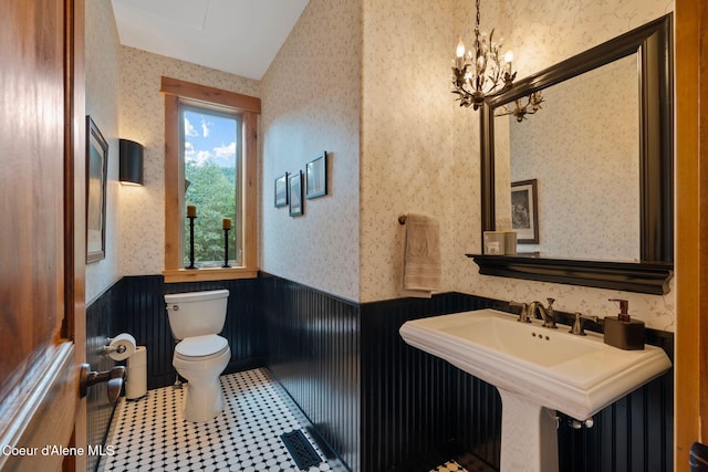 295 Sky Meadow Ln, Sagle, ID 83860 - half bathroom featuring toilet, wallpapered walls, wainscoting, a chandelier, and a sink