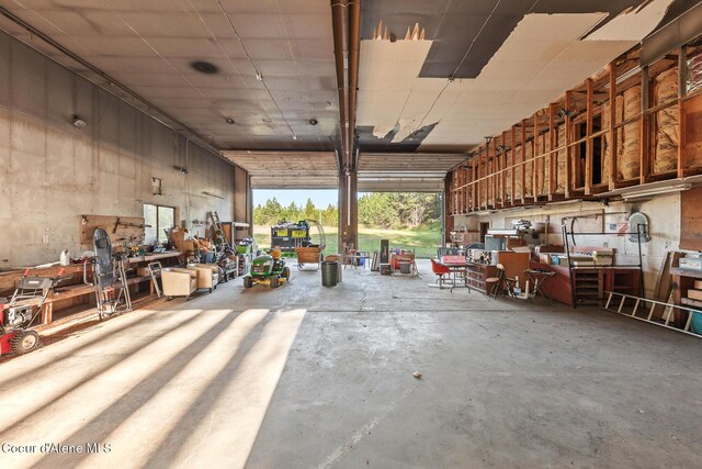 15248 N Atlas Rd, Rathdrum, ID 83858 - garage featuring a workshop area