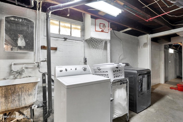316 W Brown Ave, Kellogg, ID 83837 - laundry area featuring washing machine and dryer