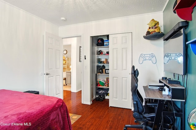 500 N Elm Rd, Post Falls, ID 83854 - bedroom with wood finished floors, ornamental molding, a closet, a desk, and a textured ceiling