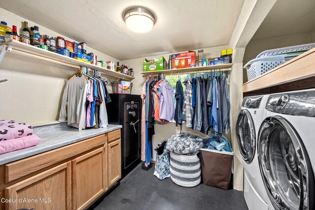 8525 W Nevada St, Rathdrum, ID 83858 - walk in closet featuring washer and dryer