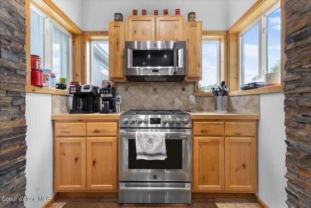 9670 N Meadow Way, Hayden, ID 83835 - kitchen with stainless steel appliances, tasteful backsplash, light countertops, and baseboards