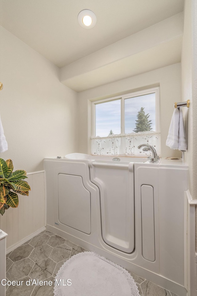 8846 N Clarkview Pl, Hayden, ID 83835 - full bath featuring a garden tub, independent washer and dryer, and a wainscoted wall