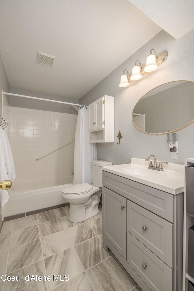 8846 N Clarkview Pl, Hayden, ID 83835 - bathroom featuring shower / tub combo with curtain and vanity