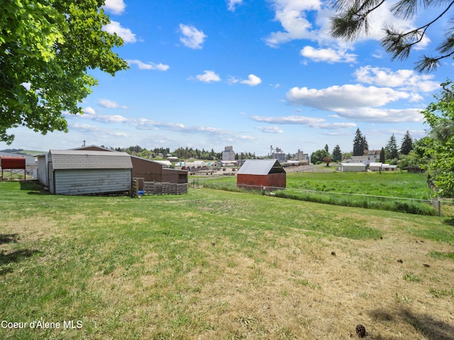 409 N 2nd St, Fairfield, WA 99012 - view of yard featuring an outbuilding