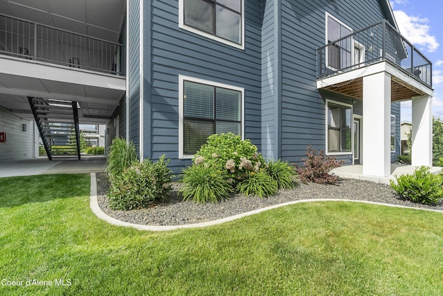 6430 N Atlas Rd Unit 101, Coeur Dalene, ID 83815 - view of side of property with a balcony and a lawn