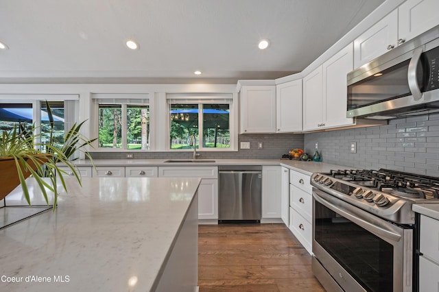 3593 W Fairway Dr, Coeur Dalene, ID 83815 - kitchen featuring stainless steel appliances, a sink, plenty of natural light, tasteful backsplash, and recessed lighting
