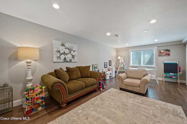 3593 W Fairway Dr, Coeur Dalene, ID 83815 - living area featuring wood finished floors, recessed lighting, and baseboards