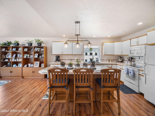 26370 S Hinds Dr, Saint Maries, ID 83861 - dining room featuring light wood-type flooring, a textured ceiling, and recessed lighting