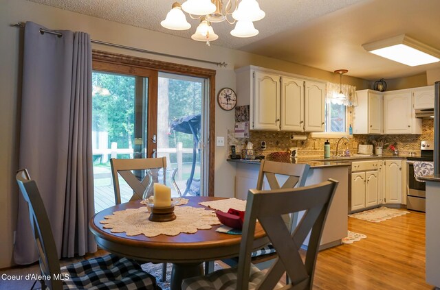 7672 W Carnie Rd, Coeur Dalene, ID 83814 - dining area with a chandelier and light wood finished floors
