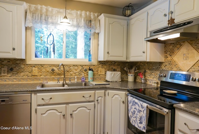 7672 W Carnie Rd, Coeur Dalene, ID 83814 - kitchen with appliances with stainless steel finishes, a sink, under cabinet range hood, decorative backsplash, and white cabinetry