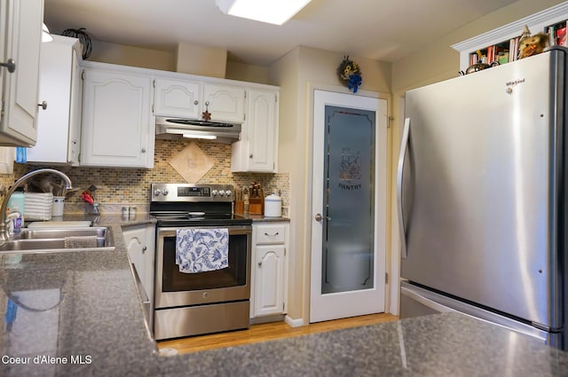 7672 W Carnie Rd, Coeur Dalene, ID 83814 - kitchen with stainless steel appliances, under cabinet range hood, a sink, and white cabinetry