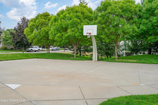 2867 W Tours Dr, Coeur Dalene, ID 83815 - view of sport court with community basketball court and a lawn