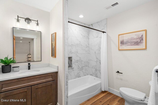 122 Cottonwood Dr, Sagle, ID 83860 - full bath featuring wood finished floors, vanity, and shower / tub combo with curtain