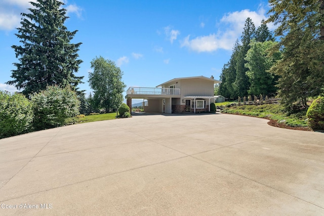 10851 W Pine St, Sandpoint, ID 83864 - view of front of house featuring a balcony and curved driveway