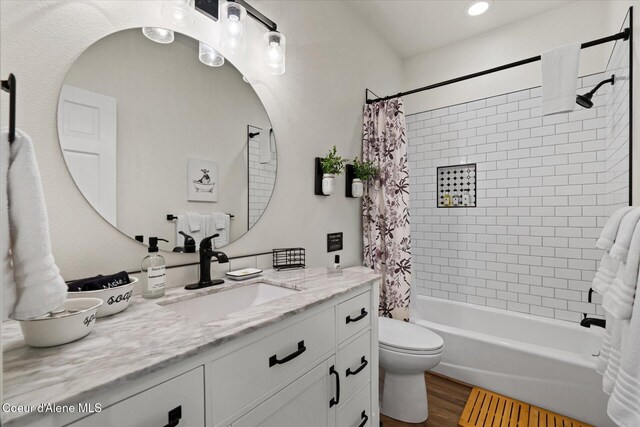 3889 E Avery Ln, Coeur Dalene, ID 83814 - bathroom with vanity, shower / tub combo, and wood finished floors