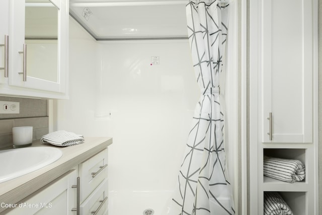 716 Raeder St, Kooskia, ID 83539 - full bath featuring decorative backsplash, vanity, and a shower with shower curtain