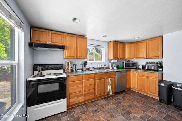 1901 E Pennsylvania Ave, Coeur Dalene, ID 83814 - kitchen featuring stainless steel appliances, under cabinet range hood, dark countertops, stone finish flooring, and recessed lighting
