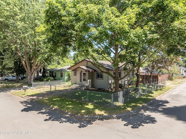 1502 N Melrose St, Coeur Dalene, ID 83814 - view of front of property featuring a fenced front yard