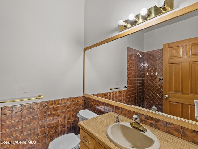 19565 N Goelzer Way, Rathdrum, ID 83858 - full bath featuring a tile shower, vanity, tile walls, and a wainscoted wall