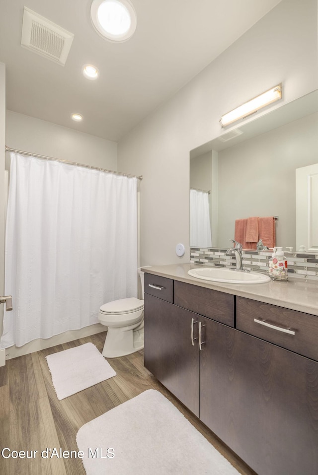 2999 N Casa Ct, Coeur Dalene, ID 83814 - bathroom featuring wood finished floors, vanity, recessed lighting, and a shower with curtain