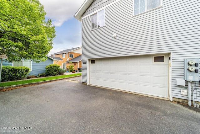 931 N Goldenrod Ct, Post Falls, ID 83854 - garage featuring asphalt driveway