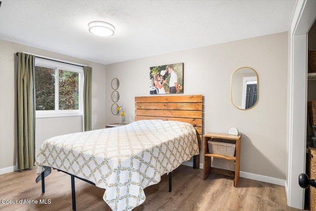 3212 N 7th St, Coeur Dalene, ID 83815 - bedroom featuring wood finished floors and a textured ceiling