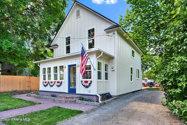 917 N Boyer Ave, Sandpoint, ID 83864 - view of front of property with driveway and board and batten siding
