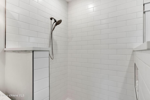 917 N Boyer Ave, Sandpoint, ID 83864 - bathroom with tiled shower