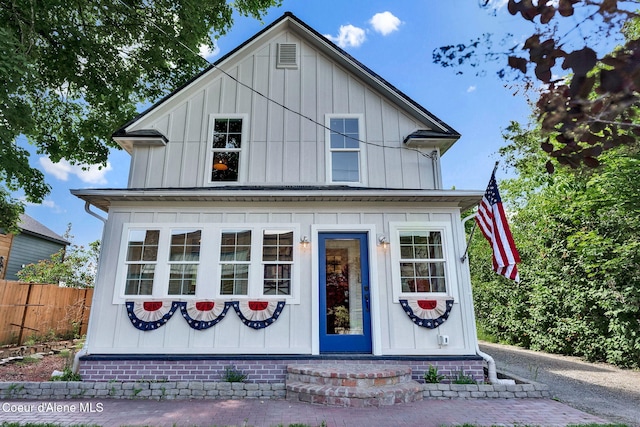 917 N Boyer Ave, Sandpoint, ID 83864 - view of front facade featuring board and batten siding