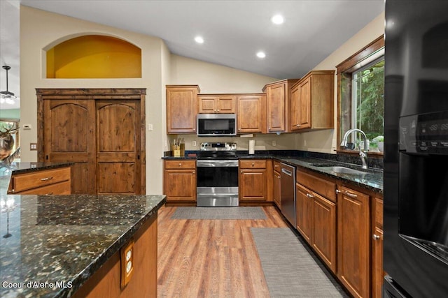 438 Berry Hl, Cocolalla, ID 83813 - kitchen with appliances with stainless steel finishes, lofted ceiling, light wood-style floors, recessed lighting, and brown cabinets