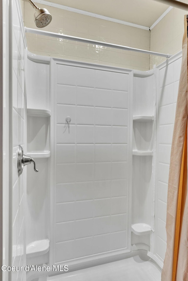 498 Lakeview Rd, Bayview, ID 83803 - full bath featuring curtained shower and crown molding