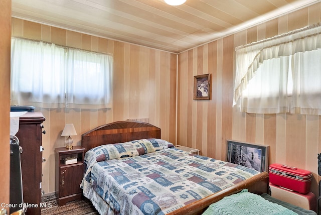 498 Lakeview Rd, Bayview, ID 83803 - bedroom with wallpapered walls