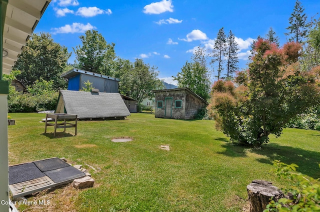 498 Lakeview Rd, Bayview, ID 83803 - view of grassy yard featuring an outdoor structure