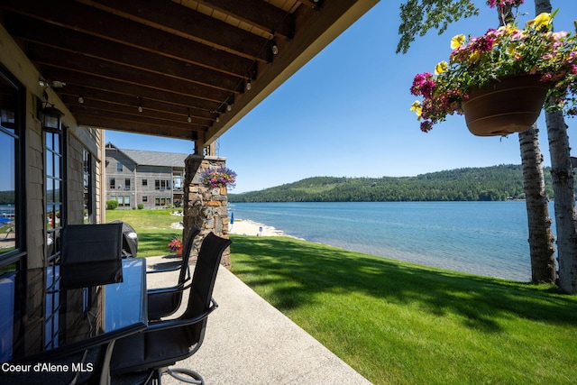 653 Dover Bay Pkwy Unit 101, Dover, ID 83825 - view of patio / terrace with a water view and a wooded view