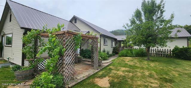 817 6th St, Kamiah, ID 83536 - view of side of property featuring a metal roof and a lawn