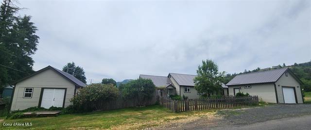 817 6th St, Kamiah, ID 83536 - view of front of house with an outbuilding and a garage