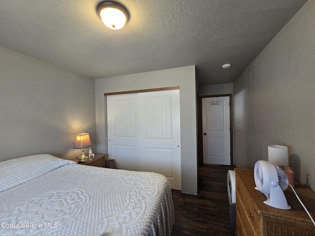 7812 W Kayak Ct, Rathdrum, ID 83858 - bedroom with dark wood finished floors, a closet, and a textured ceiling