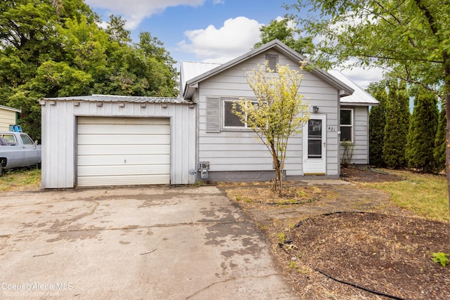 421 W Walnut Ave, Coeur Dalene, ID 83814 - single story home featuring concrete driveway, a metal roof, and a garage