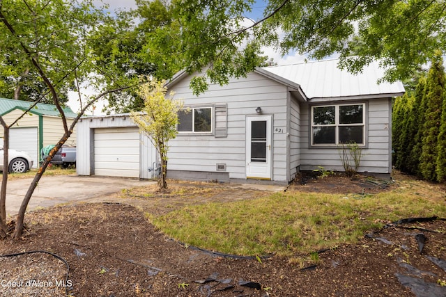 421 W Walnut Ave, Coeur Dalene, ID 83814 - single story home with driveway and a metal roof
