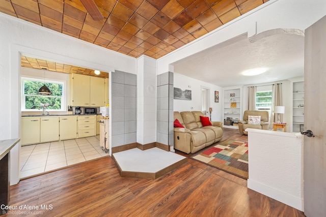 1025 N 1st St, Coeur Dalene, ID 83814 - living area featuring wood finished floors and built in shelves
